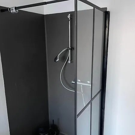 דירה Exclusive 1br - Newly Renovated הורסנס